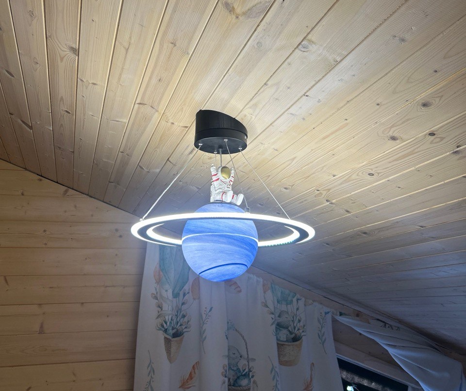 Монтаж светильника на наклонный потолок